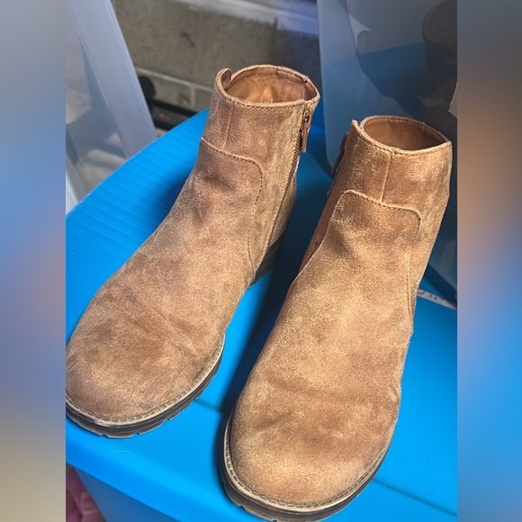 Tan suede boots - Picture 2 of 2